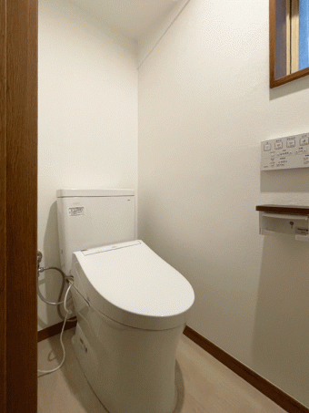 ホワイト系織物調のクロスでより空間を広く感じるトイレ 世田谷区S様邸 ホワイト系織物調のクロスでより空間を広く感じるトイレ 世田谷区S様邸